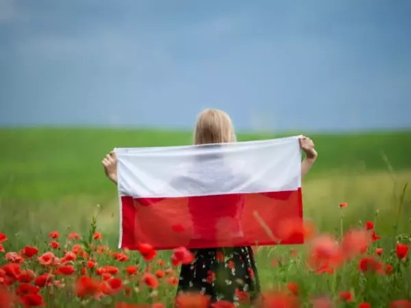 fille de dos avec drapeau polonais